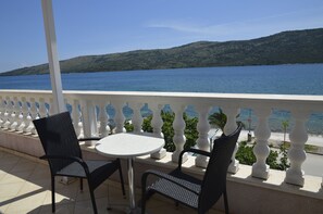 Quarto casal ou duplo básico, sacada, vista para o mar | Sacada