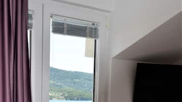 Eenvoudige kamer, 1 twee- of 2 eenpersoonsbedden, balkon, uitzicht op zee | Gratis wifi, beddengoed
