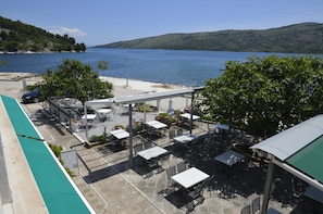 Outdoor dining - Bed & Breakfast by the Beach (Poljica)