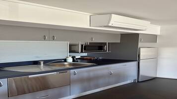 Réfrigérateur, micro-ondes, plaque de cuisson, grille-pain