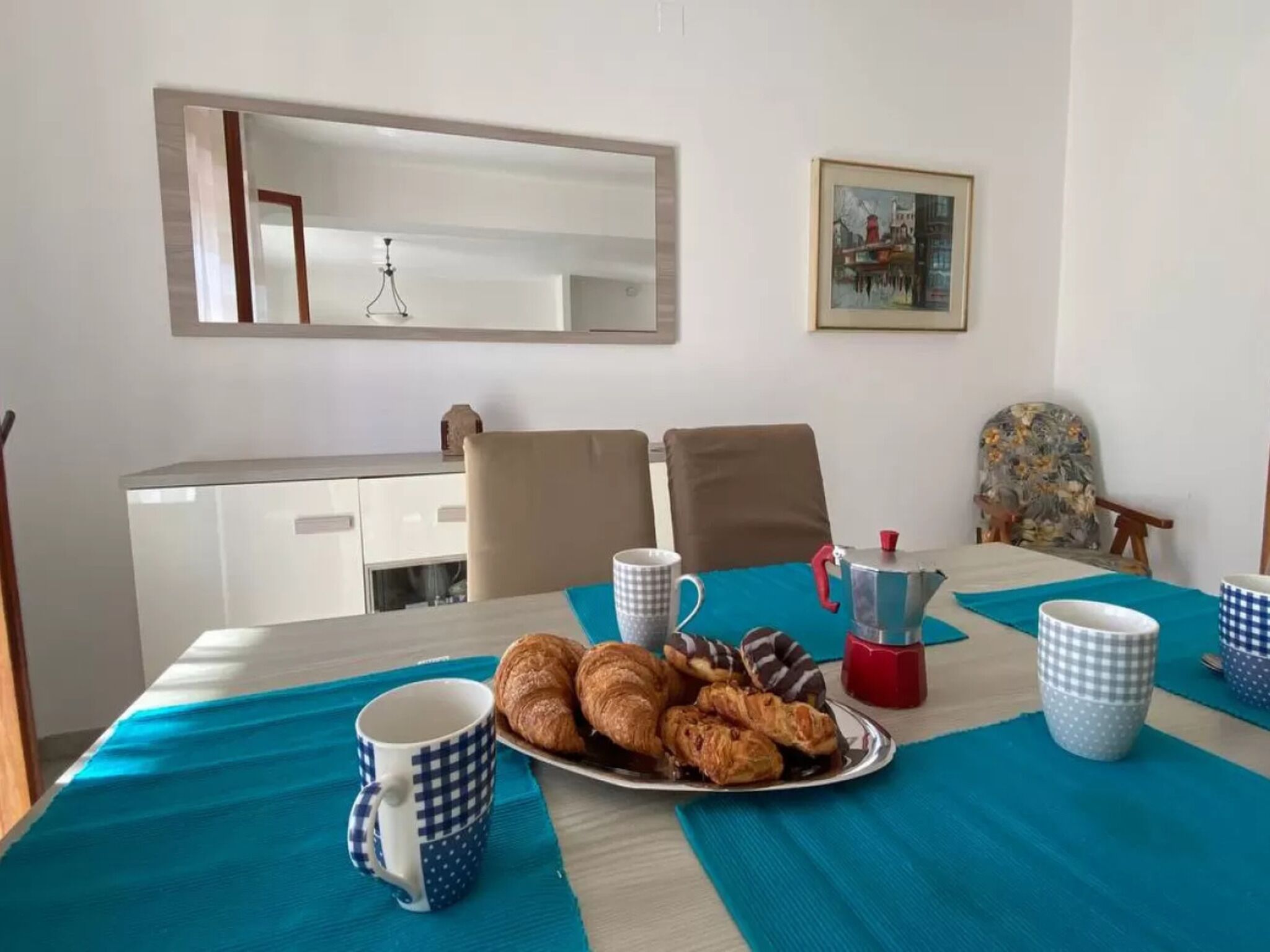 Huoneisto, 2 makuuhuonetta, parveke, kaupunkinäköala | Ruokasali