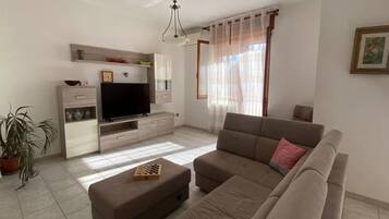 Appartamento, 2 camere da letto, balcone, vista città | Soggiorno