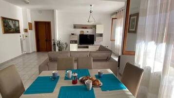 Appartement, 2 chambres, balcon, vue ville | Salle à manger