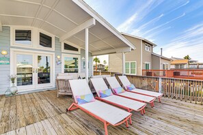 Interior - Canal-front Gem in Galveston: Fish, Crab & Unwind (Galveston)