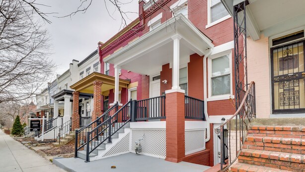 A row of townhouses with front porches, brick facades, and white trim. - 2 Mi to Dtwn DC: Wfh-friendly Apt (Washington)