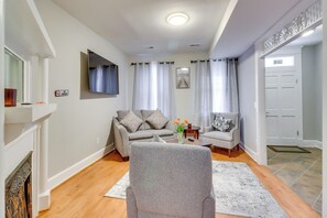 Apartment (3 Bedrooms) | Interior - 2 Mi to National Mall: DC Townhome (Washington)