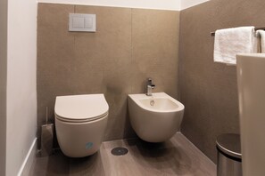 Haartrockner, Handtücher, Seife, Toilettenpapier