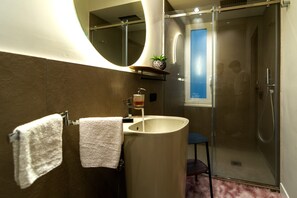 Haartrockner, Handtücher, Seife, Toilettenpapier