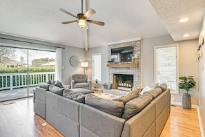 Interior - 1 Mi to Broadway at the Beach: Home w/ Large Yard! (Myrtle Beach)