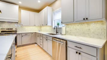 House (4 Bedrooms) | Interior