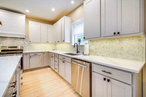 Steps to Sand: Villas Beach House w/ Decks!