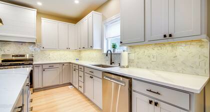 Steps to Sand: Villas Beach House w/ Decks!