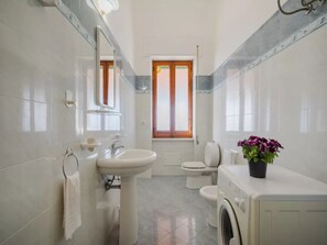 Apartamento, 3 quartos, varanda, vista para o oceano | Banheiro