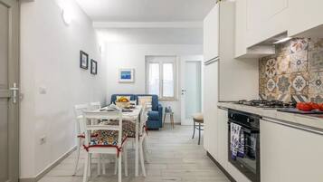 Apartamento, 4 quartos, terraço, vista para o oceano | Sala de jantar