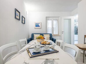 Apartment, 4 Bedrooms, Terrace, Ocean View | Dining room
