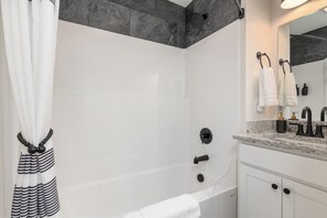 House (3 Bedrooms) | Interior - Ideal Location & Mountain Views: Chattanooga Home! (Chattanooga)