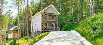 Ideal Location & Mountain Views: Chattanooga Home!