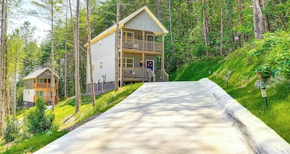 Ideal Location & Mountain Views: Chattanooga Home!