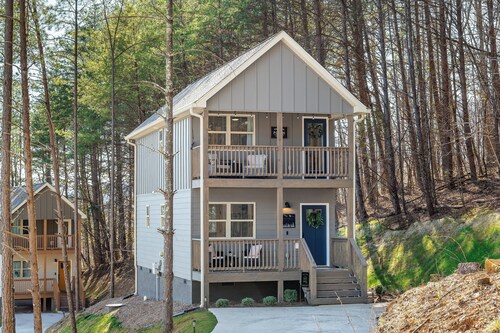 Ideal Location & Mountain Views: Chattanooga Home!