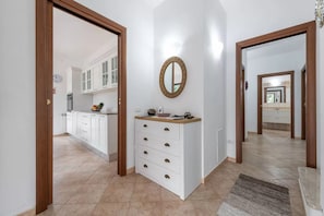 Villa, 4 habitaciones, patio, vista al jardín | Interior