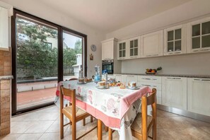 Villa, 4 habitaciones, patio, vista al jardín | Comedor
