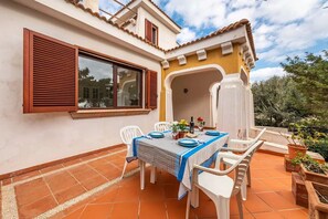 Villa, 4 Bedrooms, Patio, Garden View | Outdoor dining