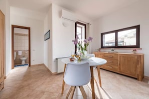 Villa, 4 habitaciones, patio, vista al jardín | Comedor