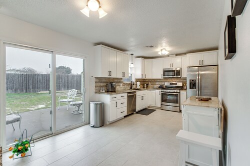 5 Mi to Museum of the Great Plains: Home w/ Patio