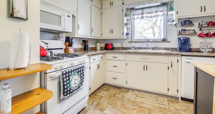 1 Mi to Lambeau Field: Residential Home w/ Yard