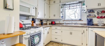 1 Mi to Lambeau Field: Residential Home w/ Yard