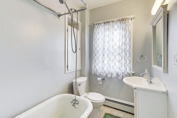 A bathroom with a bathtub, toilet, and sink. - 5 Mi to Brown U: Pet-friendly Apt, Walk to Dining! (North Providence)