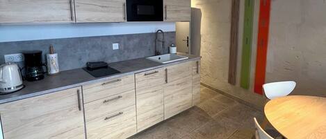 冷蔵庫、電子レンジ、コンロ、食器洗い機