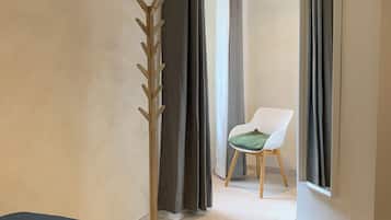 1 habitación, tabla de planchar con plancha, cuna de viaje y wifi