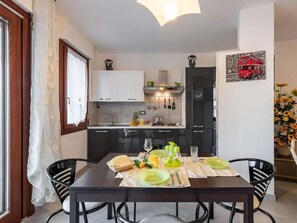 Apartment, 3 Schlafzimmer, Balkon, Stadtblick | Esszimmer