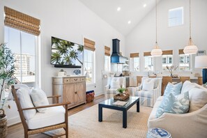 Una Smart TV, un reproductor de DVD, libros, una videoteca