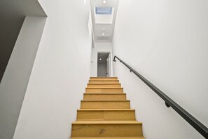 Interior - Newly Built 2 Bedroom 2.5 Bath House w/ Modern Finishes Pet and Family Friendly (Los Angeles)