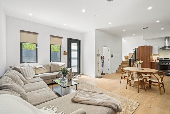 TV - Newly Built 2 Bedroom 2.5 Bath House w/ Modern Finishes Pet and Family Friendly (Los Angeles)