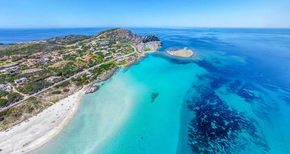 Comfort and Privacy for 4 Guests by La Pelosa Beach