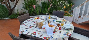 Café da manhã com buffet todos os dias (EUR 12 por pessoa)