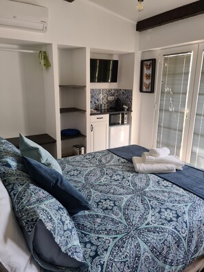 Quarto casal clássico, banheiro privativo, no pátio | Cozinha privada | Frigobar, micro-ondas, torradeira, talheres/pratos/utensílios de cozinha