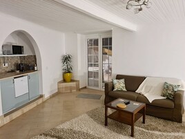 Deluxe Studio Suite, Garden View | Pillowtop beds, free WiFi, bed sheets