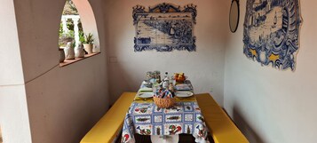 Desayuno buffet diario (EUR 12 por persona)