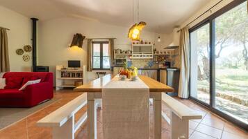 Villa, 2 Bedrooms, Patio, Garden View | Dining room