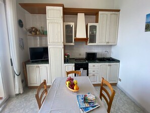 Apartemen, 1 kamar tidur, balkon, pemandangan samudra | Ruang makan