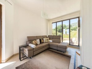 Apartment, 3 Bedrooms, Patio, Garden View | Living room