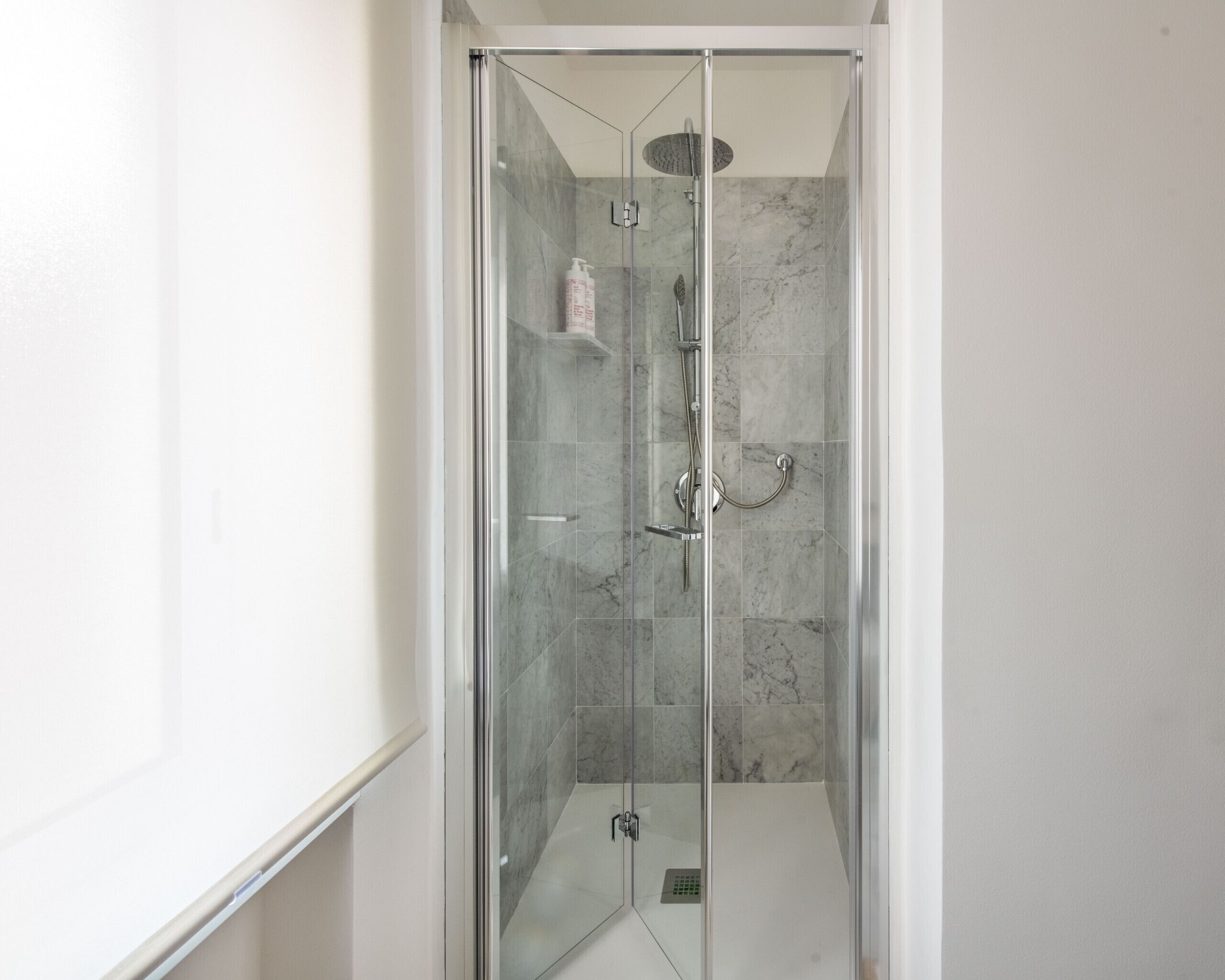 Douche, sèche-cheveux, bidet, serviettes fournies