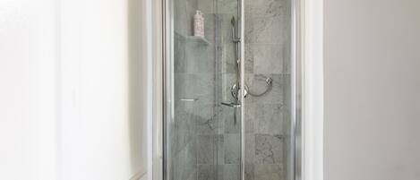 Douche, sèche-cheveux, bidet, serviettes fournies