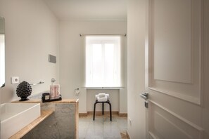 Shower, hair dryer, bidet, towels - Ruggero City View Apartment by Wonderful Italy (Palermo)