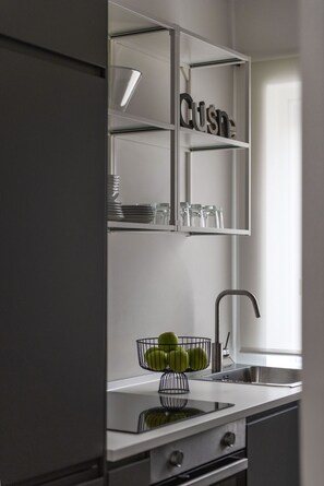 Kühlschrank, Ofen, Geschirrspüler, Wasserkocher mit Kaffee-/Teezubehör