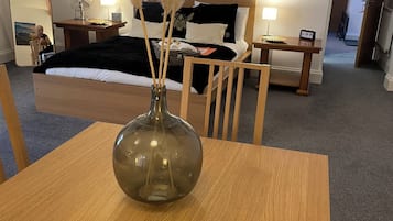 6 bedrooms, iron/ironing board, WiFi, bed sheets